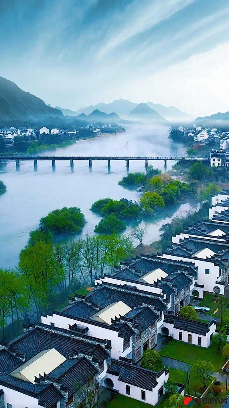 桃花洞口处溪水潺潺流淌，景致美不胜收