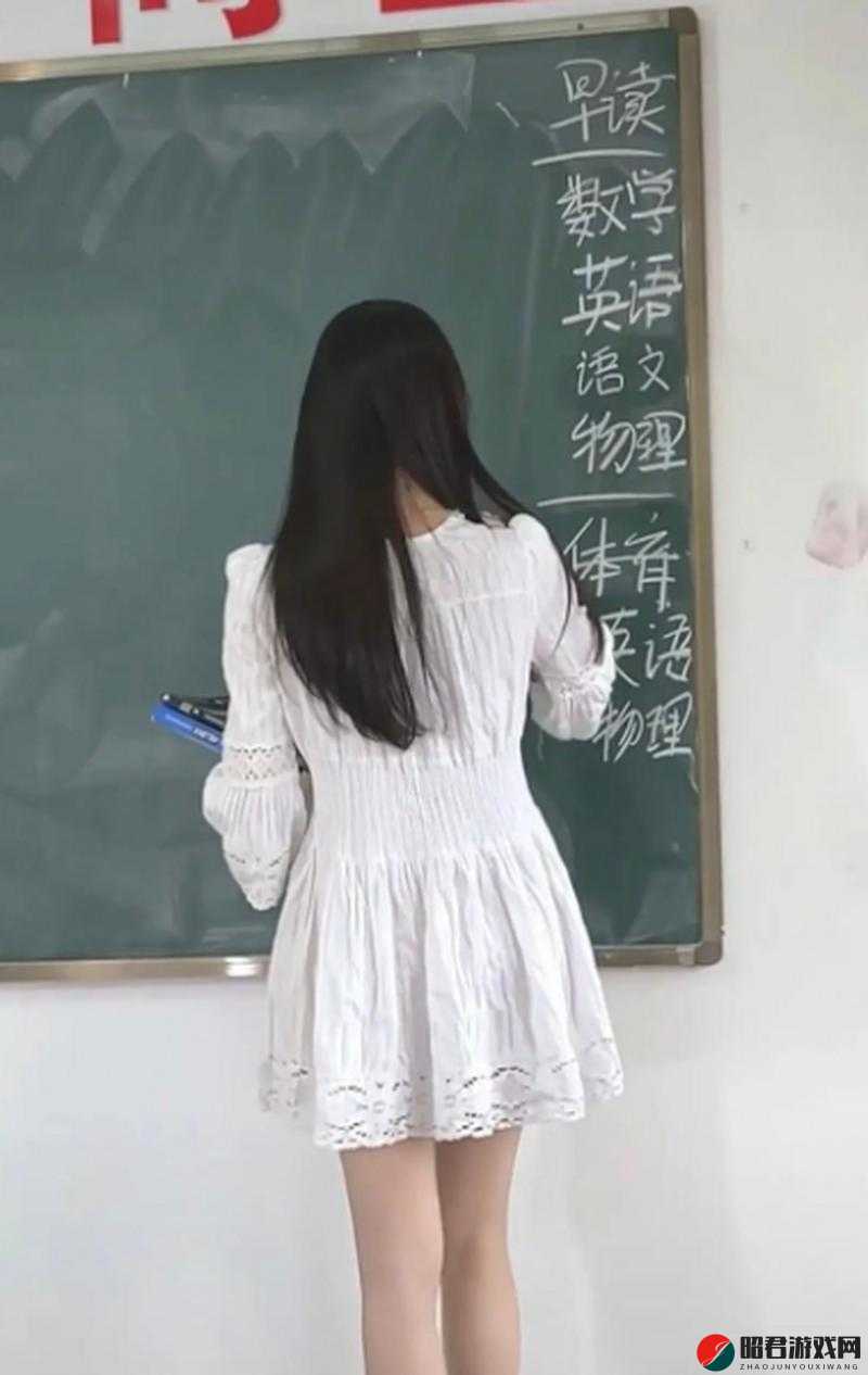 英语老师乖乖掀开裙子引发的奇妙后续故事