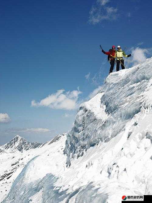 手握两座高耸之山，展现非凡气魄与力量