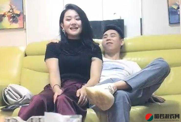 4P 一女三男前后夹激视频：极致刺激的多人互动场景